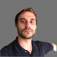 Ritratto di Giulio Marinelli, sviluppatore web e fondatore di Giulio Marinelli Web Tech Lab
